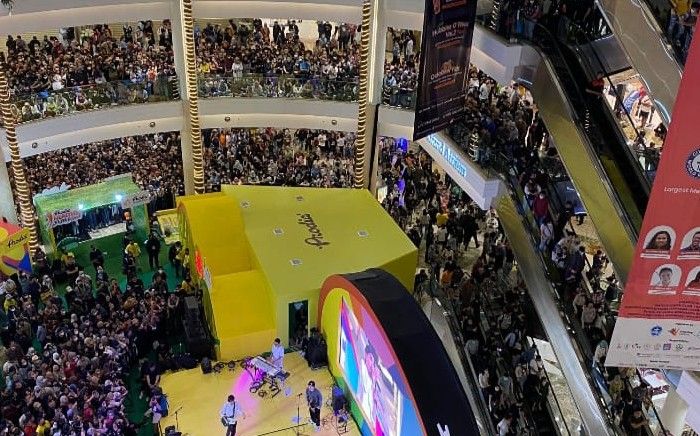 Konser Sheila on 7 di Mall Kota Kasablanka Dihadiri Ratusan Penonton