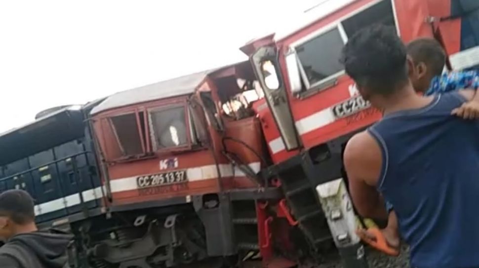Adu Banteng 2 Kereta Api di Stasiun Rengas Lampung, Dua Masinis dan Dua Asisten Terluka 