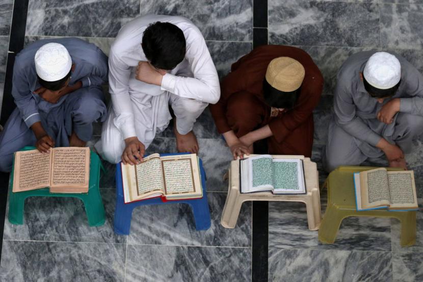 Tidak Boleh Sembarangan ! Begini Adab Sebelum Membaca Al-Quran yang Perlu Kalian Ketahui  !