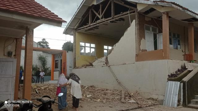 VIDEO Pasca Gempa Cianjur, Banyak Bangunan Rusak dan Roboh Warga Histeris 