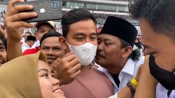 Reaksi Gibran Saat Dicium Bapak-bapak di Acara Gerakan Nusantara Bersatu ''Aku trauma''