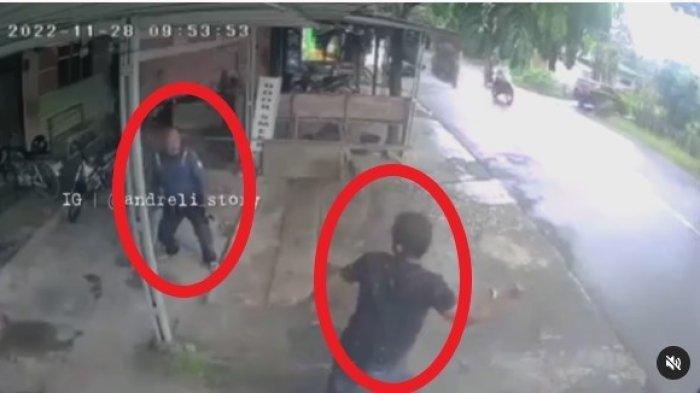 VIDEO CCTV Dua Pria Duel Didepan Rumah Janda Hingga Akibatkan Nyawa Melayang Karena Luka Tusukan ! 