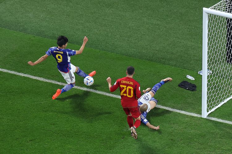 Gol Kedua Jepang  Saat Kalahkan Spanyol Berbau Kontroversi, Menurut Kalian Bola Sudah Keluar Belum ? 