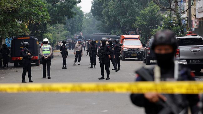 Tangis Istri Pelaku Aksi Bom Bunuh Diri Pecah Usai Sang Suami Ledakkan Diri di Polsek Astanaanyar Bandung