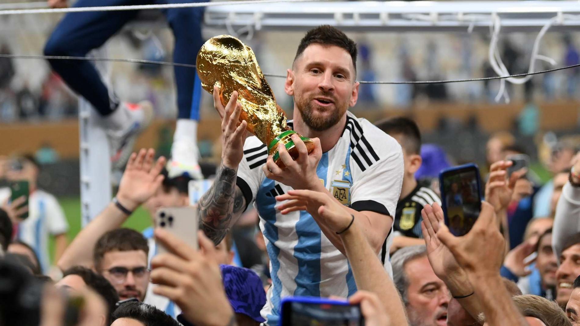 Lionel Messi Masih Belum Menamatkan Sepak Bola, Ada Satu Penghargaan yang Belum Diraihnya Tetapi CR7 Sudah Mendapatkannya ! 