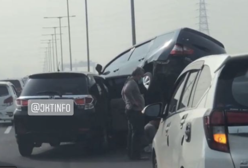 BREAKING ! Kecelakaan Beruntun di Tol Layang MBZ Melibatkan 3 Kendaraan 