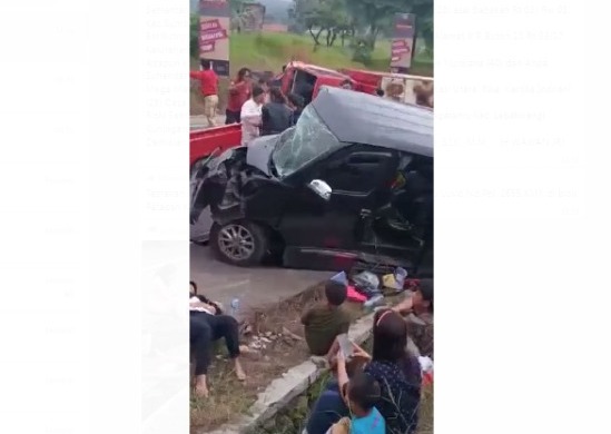 Truck Box vs Daihatsu Tabrakan 1 Tewas 9 Luka Dilarikan ke RSGJ Cirebon