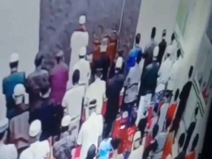 Video Detik-detik Seorang Pria Meninggal Saat Sholat Magrib Berjamaah di Jaktim 