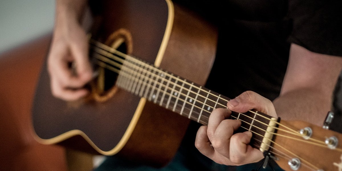 Berikut Beberapa Hal yang Harus Diperhatikan saat Membuat Konten Bermain Gitar