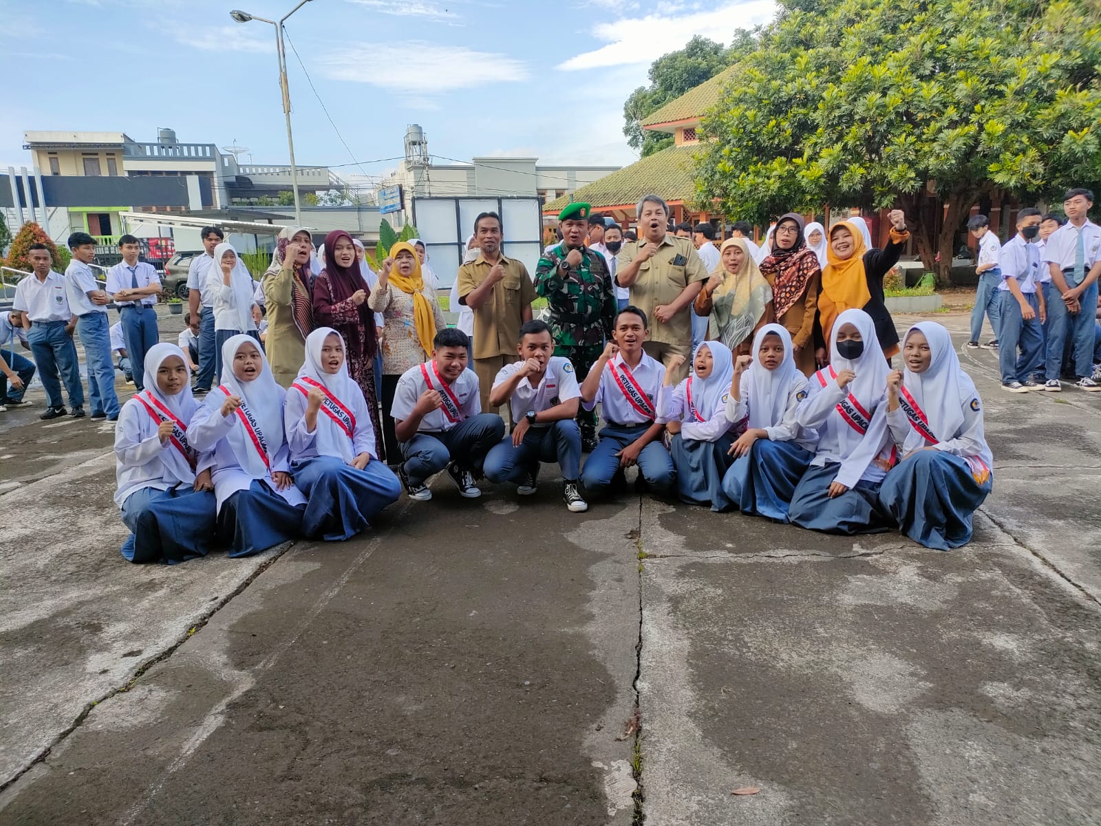 Pasikomsos Siterrem 062/Tn  Sebagai Irup  Upacara Bendera di SMA Muhammadiyah 1 Garut 