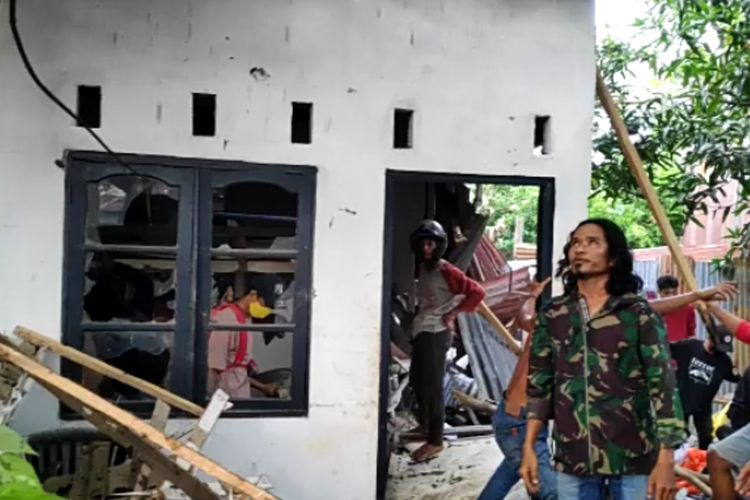 Warga Geruduk dan Hancurkan Rumah Pembunuh Bocah 11 Tahun di Makassar 