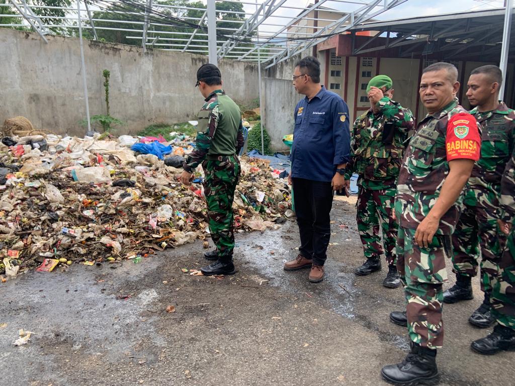 Sabtu bersih, Danrem 062/Tn Meninjau Langsung Tumpukan Sampah di Pasar Cibatu