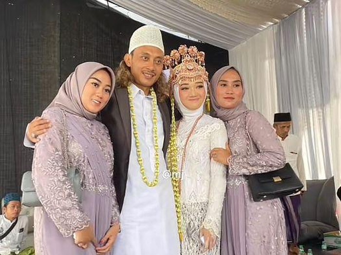 Viral ! Video Pernikahan Poligami Dihadriri Kedua Istrinya, Warganet ''Mending Hidup Sendiri Daripada Hati Hancur'' 