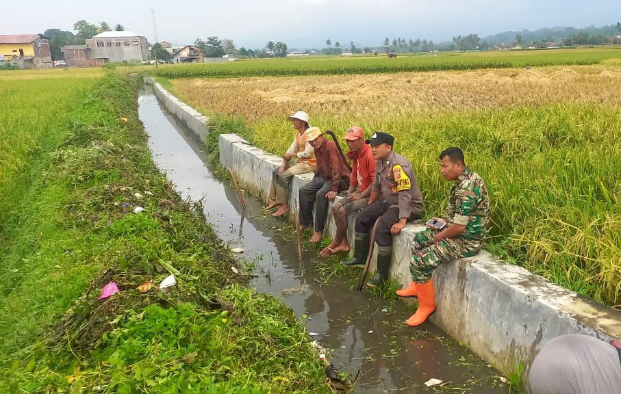 Sinergi TNI Polri Gotong Royong Bersihkan Saluran Irigasi