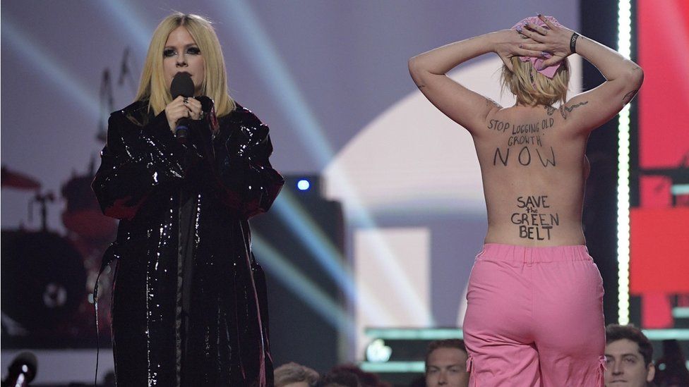 Cara Avril Lavigne Usir Perempuan Telanjang Dada yang Naik ke Atas Panggung, Suruh Pergi dan Sentil Payudara 