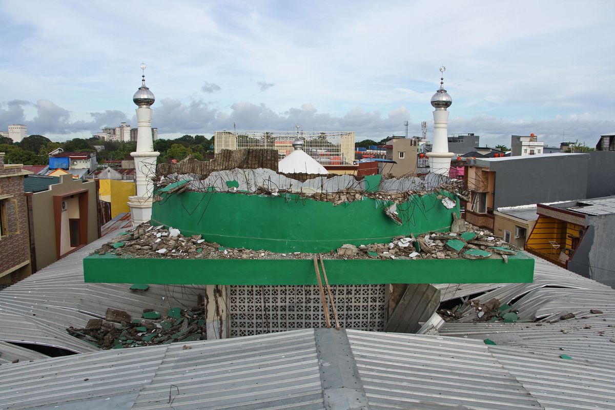 Kubah Masjid di Makassar Roboh dan Menimpa 12 Orang 