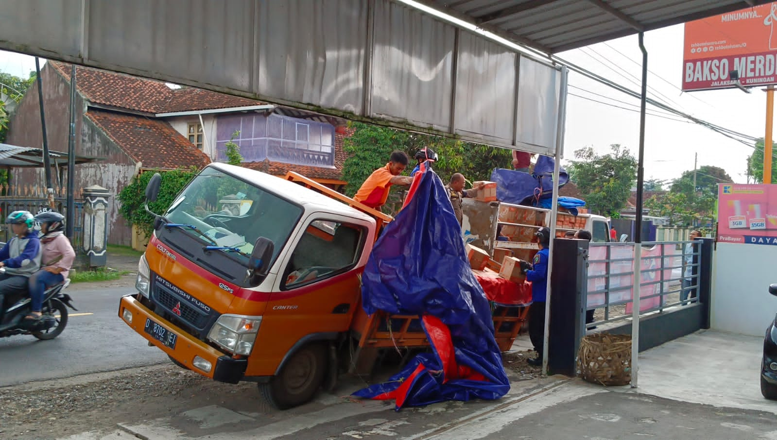 Mobil Minuman Teh Botol Sarat Muatan Terperosok ke Parit