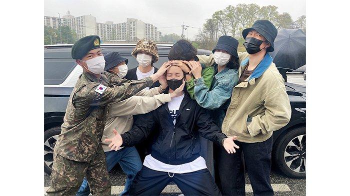 Member BTS Antarkan J-Hope Berangkat Wamil, Ada Jin BTS Kenakan Seragam Militer