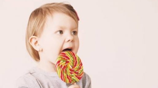 Berikut Beberapa Bahaya Terlalu Sering Makan Permen pada Anak
