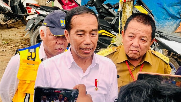 Presiden Jokowi  Sebut Jalanan Rusak di Lampung Akan Diperbaiki Pemerintah Pusat, Gubernur Lampung Senang dan Tepuk Tangan 