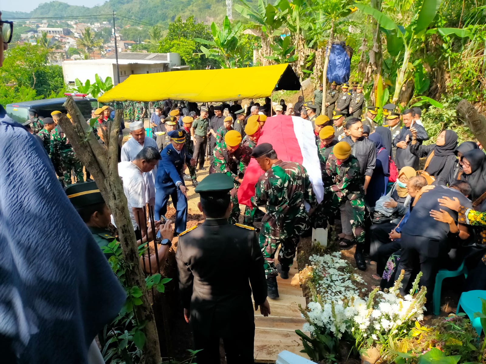 Danrem 062/Tn Menghadiri Pemakaman Secara Militer Alm Brigjen TNI (Purn) Opan Sopandi, S.E., M.M