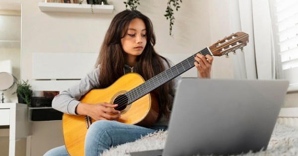 4  TIPS Agar Bisa Bermain Gitar, Pelajari Kunci Dasar dan Pilih Lagu yang Mudah ! 