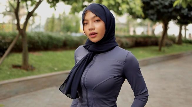 PROFIL dan BIODATA Oklin Fia, Selebgram Usia 19 Tahun  yang Sedang Viral Karena Memakai Hijab Tetapi Membuat Konten yang Dinilai Vulgar