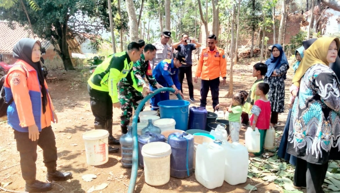 Warga Malangbong Kekurangan Air Bersih  Polisi Salurkan Air Bersih