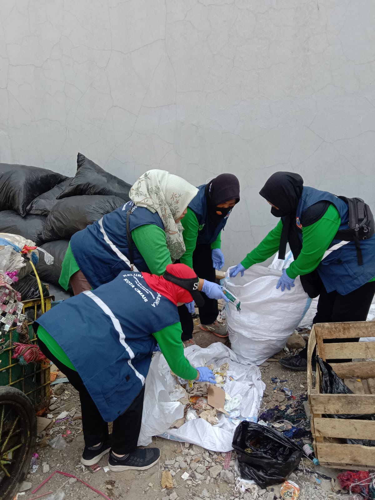 Emak Emak Pejuang Kebersihan Sampah RW 18 Kelurahan Padasuka Kota Cimahi Pilah Sampah Rumah Tangga