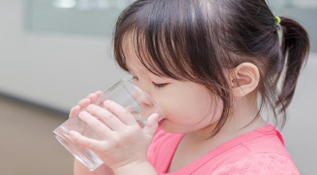 Berikut Beberapa Cara Mudah Mengajak Anak untuk Rajin Minum Air Putih