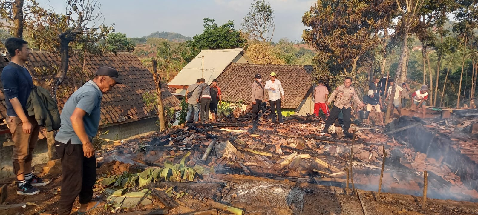 Polsek Kadungora Polres Garut Cek TKP Kebakaran 6 Unit Rumah di Desa Tanggulun