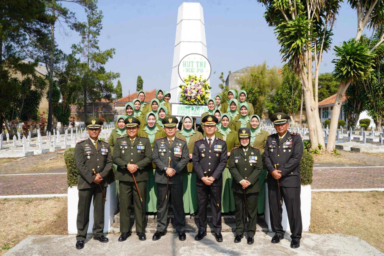 Peringati HUT TNI ke-78, Danrem Pimpin Ziarah Nasional ke TMP Tenjolaya Garut