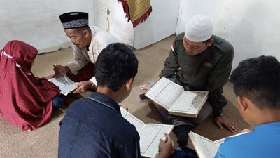 10 Adab Terhadap Guru Menurut Imam Al-Ghazali yang Perlu Kalian Ketahui 