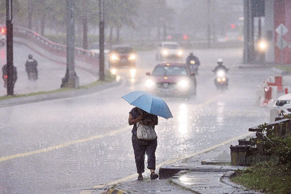 BMKG Prediksi Cuaca Ekstrim Berupa Hujan Lebat Disertai Petir Selama Sepekan