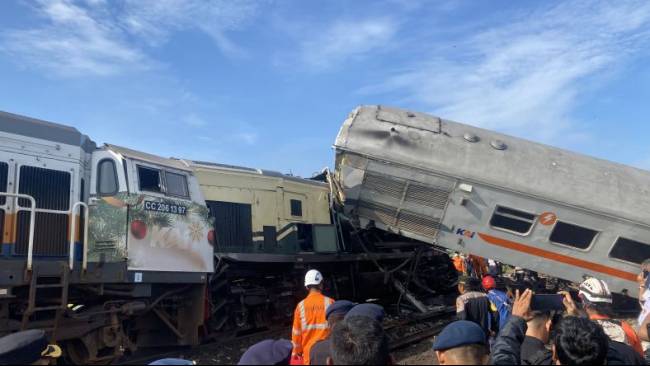 Ratusan Petugas Gabungan Evakuasi Gerbong Kereta Bandung Raya dan Turangga