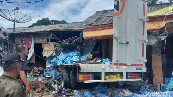 Kecelakaan Beruntun di Puncak Bogor, Sejumlah Mobil Hancur