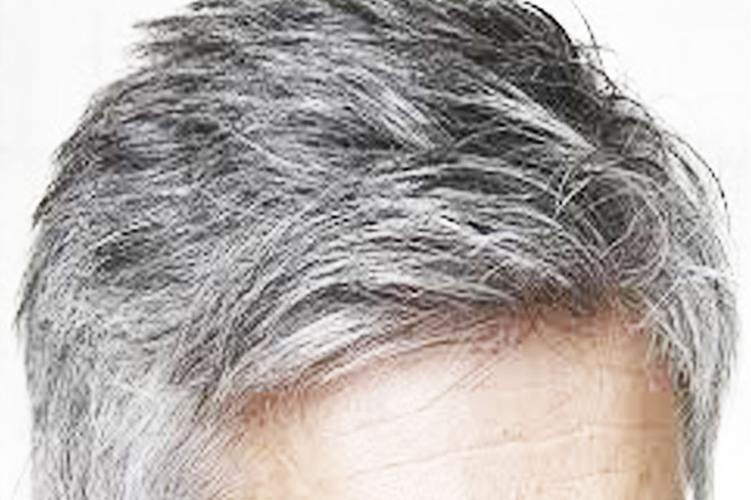 7 Manfaat Membiarkan Rambut Beruban Menurut Stylist