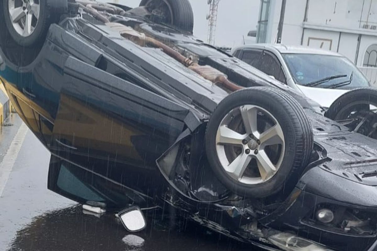 Kecelakaan Tunggal, Sebuah Mobil terbalik di JLNT Antasari