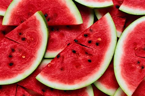 3 Makanan yang Tidak Boleh Dikonsumsi Bersamaan dengan Semangka