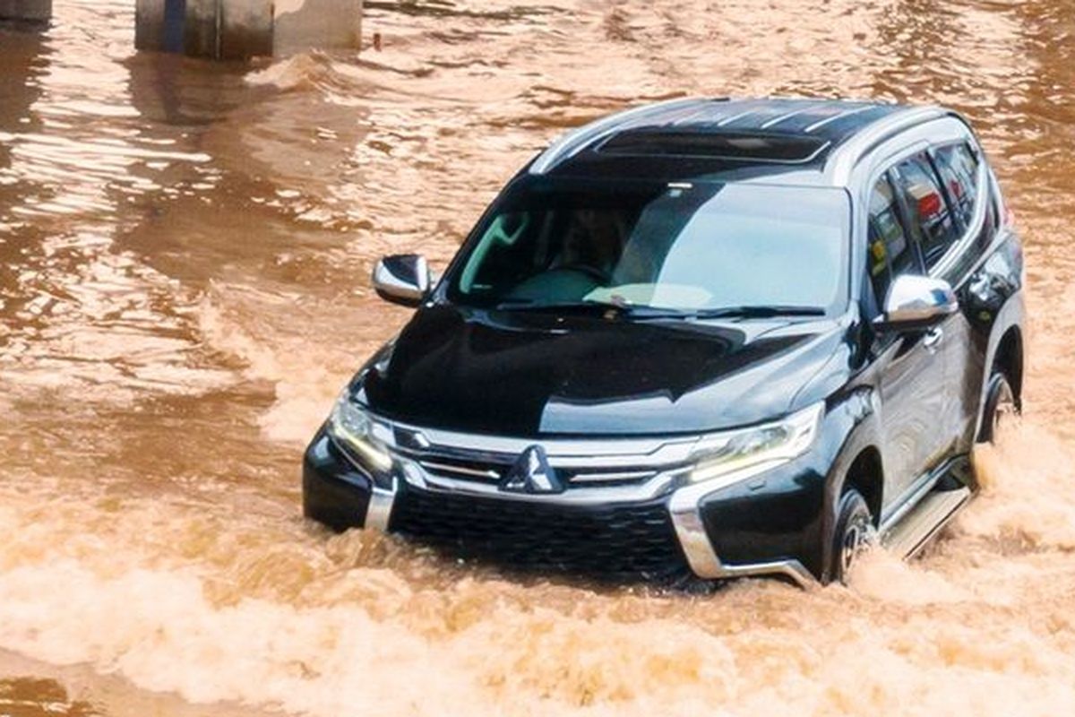 Musim Hujan, Berikut Tips agar Mobil Tetap Aman saat Terjang Banjir
