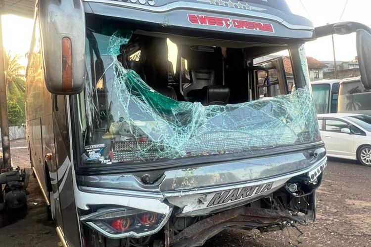 Tiga Remaja di Cianjur  Iseng Lempari Batu ke Bus Hingga Kecelakaan