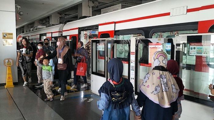 Sikap Tertib Penumpang LRT Jabodebek Diuji pada Jam Pulang Kerja