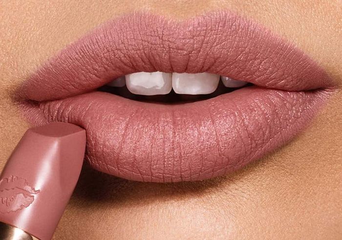Berikut Beberapa Warna Lipstik untuk Bibir Gelap