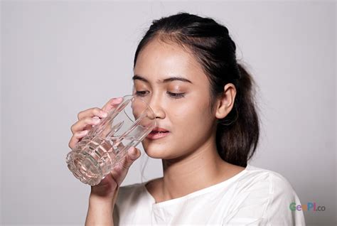 7 Manfaat Minum Air Putih Sebelum Tidur yang Bagus untuk Kesehatan