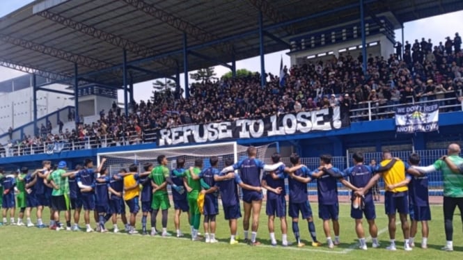 Jelang Laga Lawan Persija Jakarta di BRI Liga 1 2023/2024, Ribuan Bobotoh Kawal Skuad Persib Bandung ke Stadion si Jalak Harupat