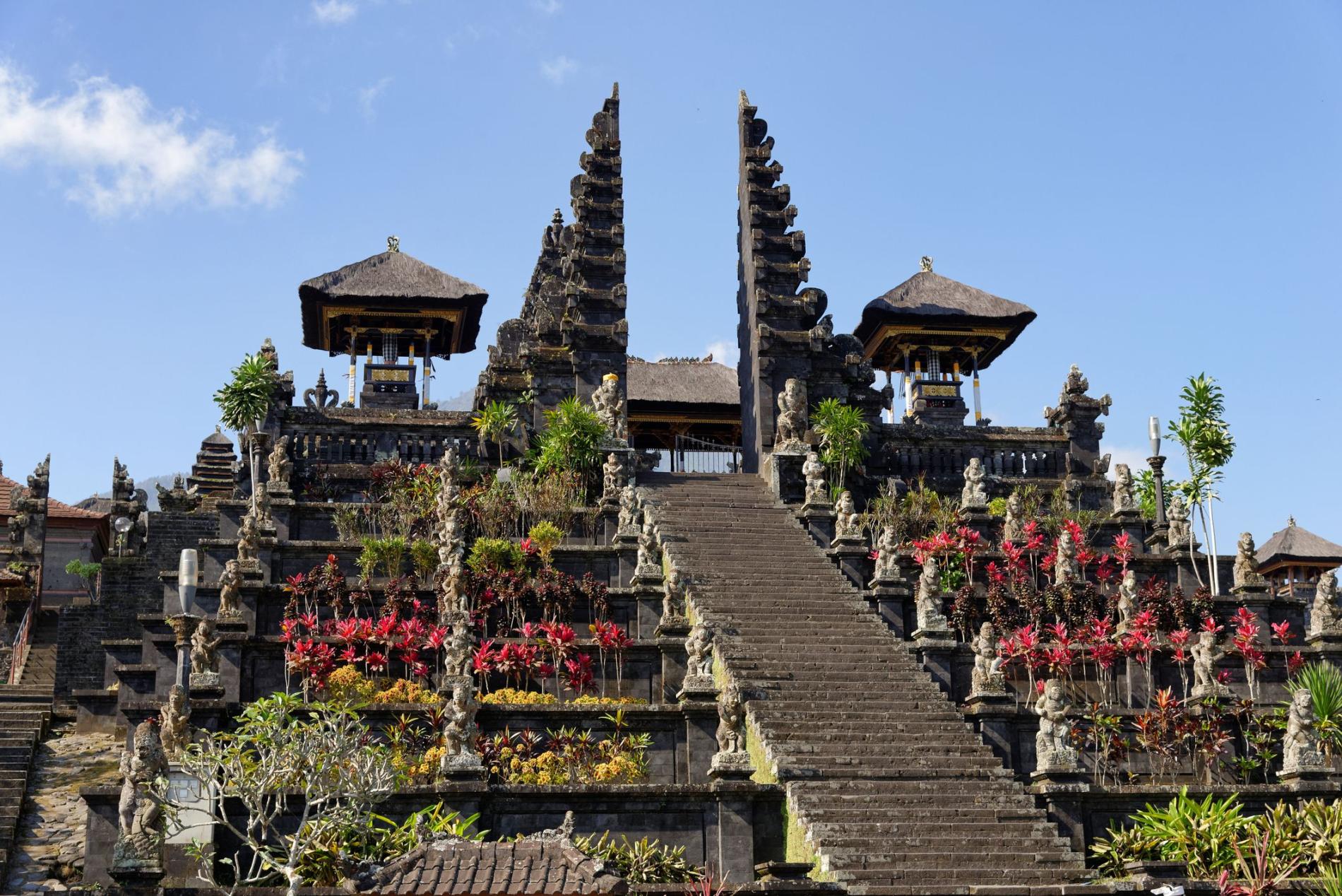 Turis Asing Masuk Pura Besakih Bali Cuma Kenakan Kaos dan Celana Dalam
