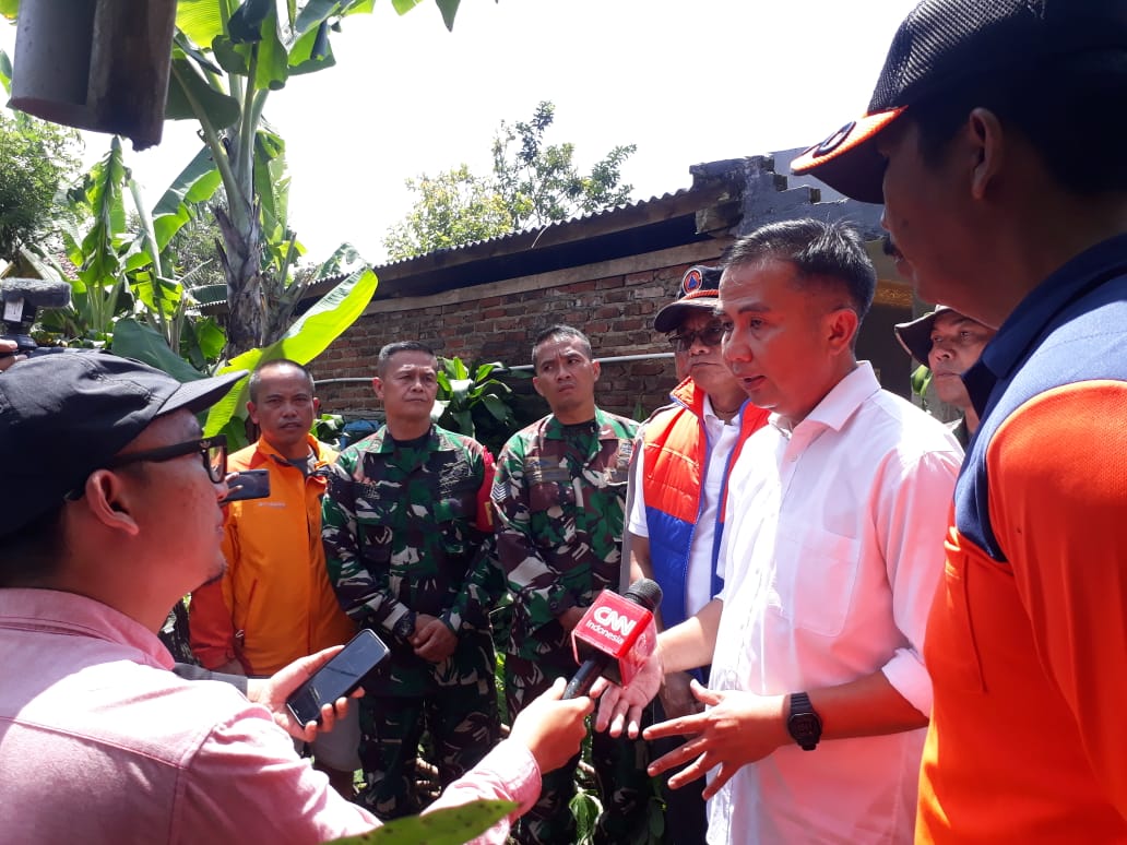 Pj Gubernur Jabar Kunjungi Korban Gempa di Cilawu Garut