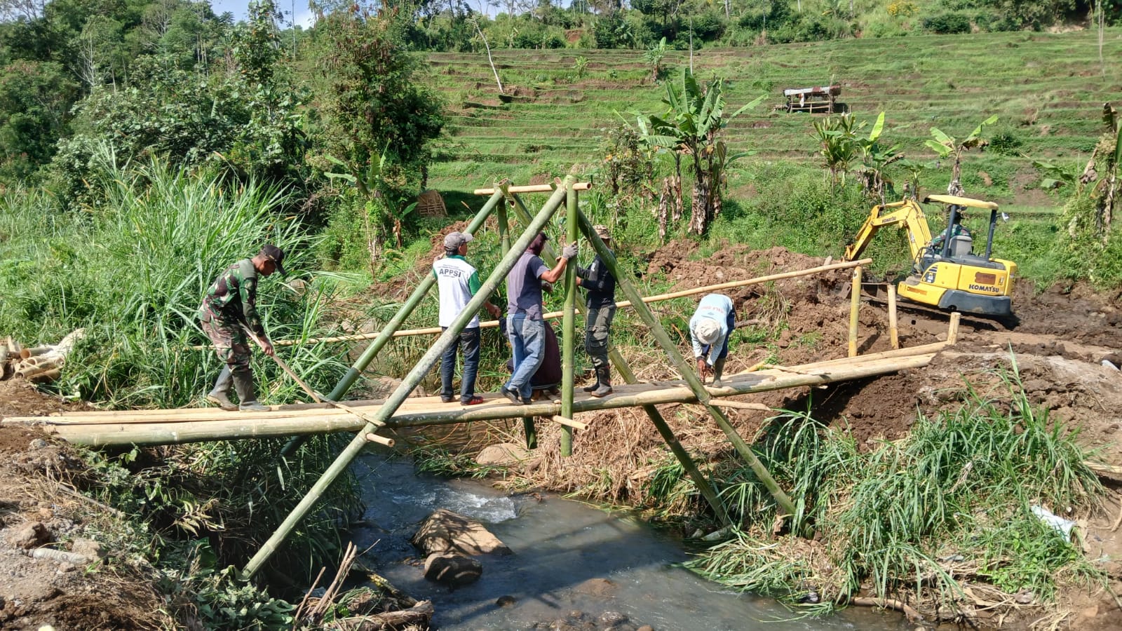 Warga dan TNI Satgas TMMD ke-120 di Desa Cinta Damai Berhasil Membuat Jembatan Sementara untuk Akses Warga