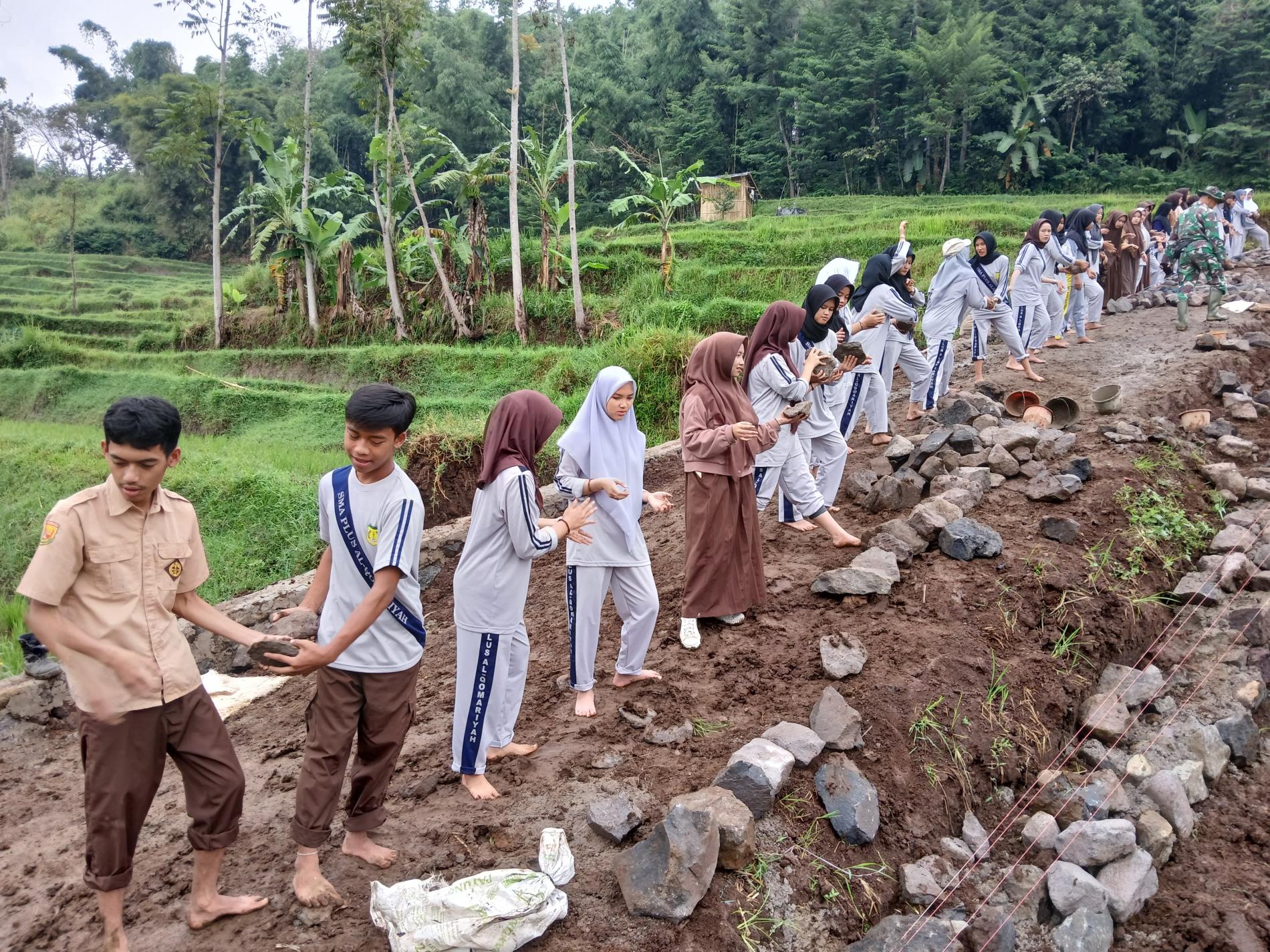 Puluhan Siswa SMA  Bantu TNI Pada Pembangunan Jalan TMMD ke-120 Kodim 0611/Garut