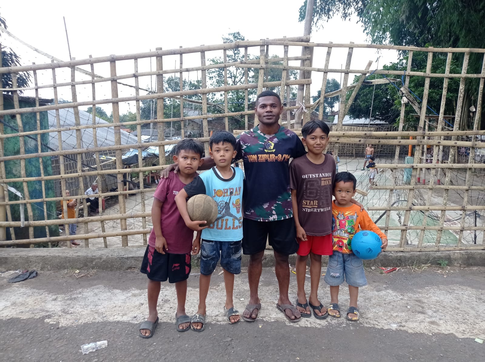 Prada Noak Merani Anggota Satgas TMMD Ke-120 Asal Papua Barat Dekat Dengan Anak-anak Kp. Buleud Garut
